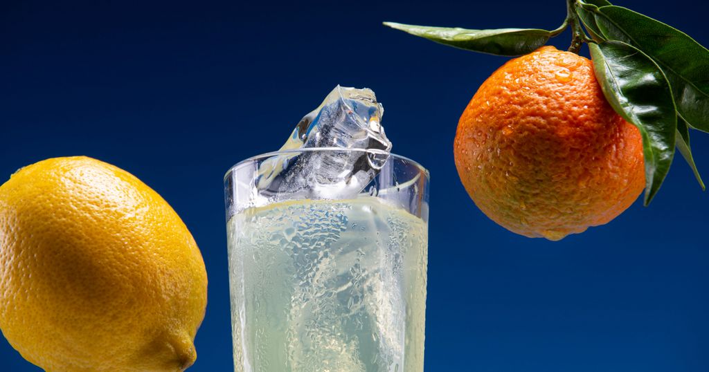 Schweppes sauve MAY TEA face à des marques en cyrillique