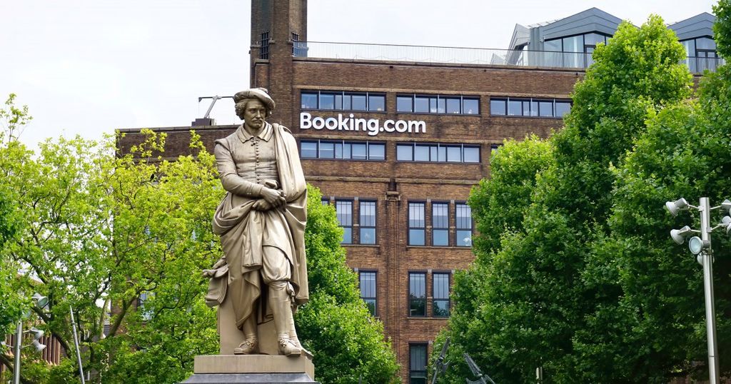 Booking.com: Does a dot.com make a brand name distinctive?