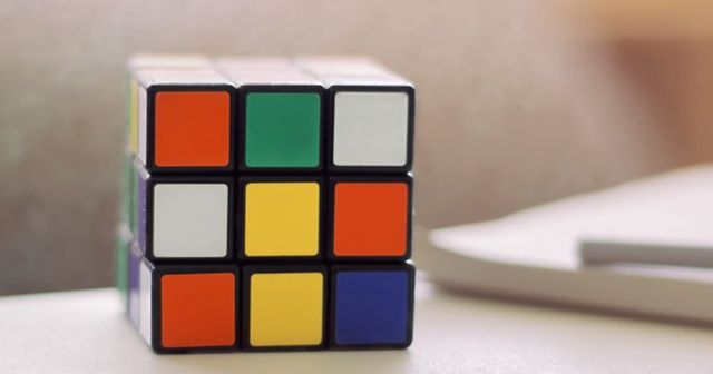 De puzzel is opgelost: vormmerk Rubiks kubus is ongeldig