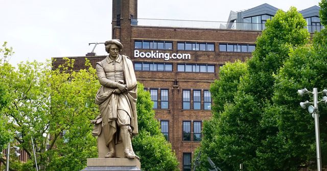 Booking.com: Does a dot.com make a brand name distinctive?